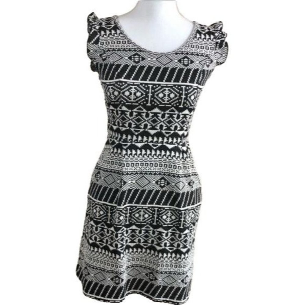 Xhilaration native print dress with pockets Size small